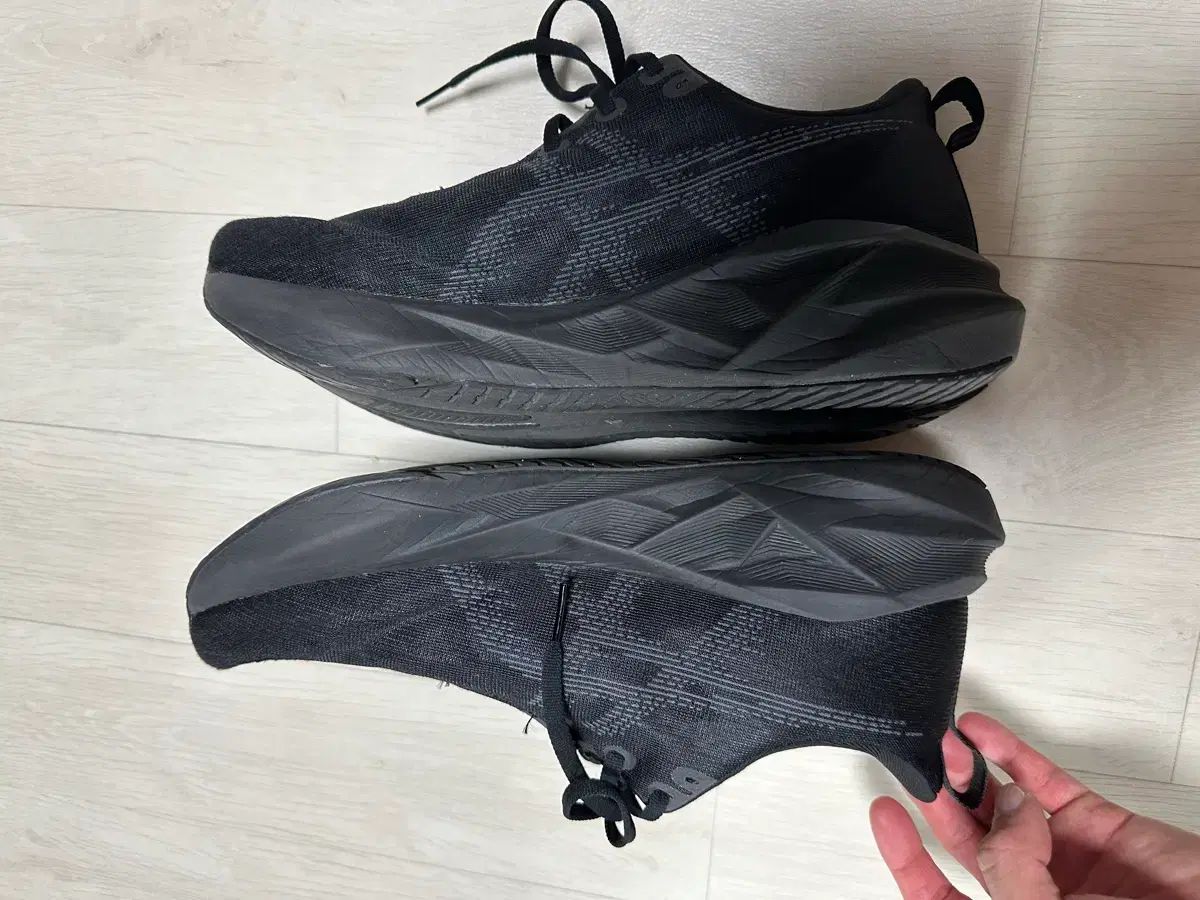 アシックス ノヴァブラスト5 オールブラック ワイド 285