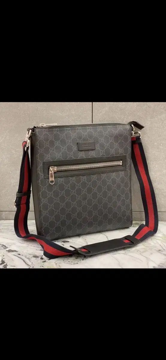 グッチ GG Supreme メッセンジャーバッグ ブラック