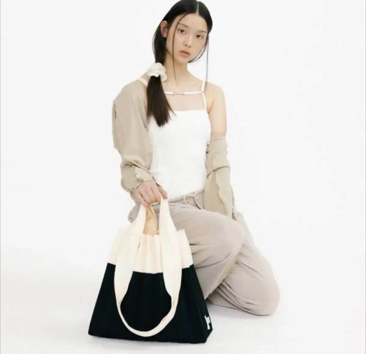 プリーツマshundトゥーウェイショッパーバッグ 白 ブラック