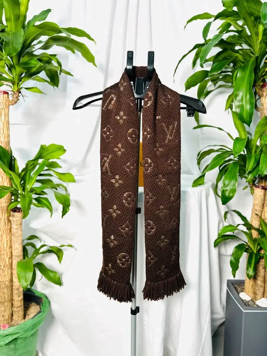 ほぼ ルイヴィトン ロゴマニア シャイン スカーフ M 71383