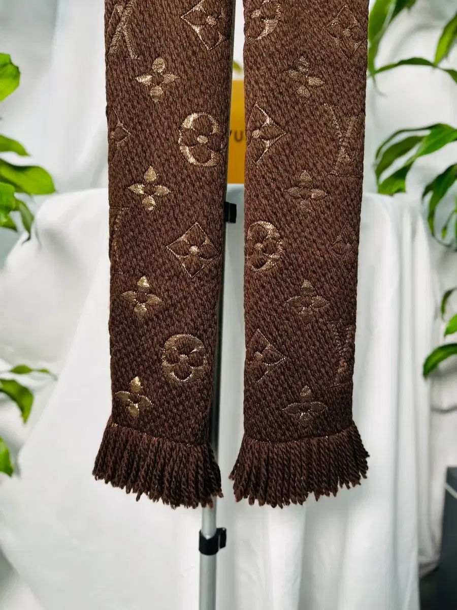 ほぼ ルイヴィトン ロゴマニア シャイン スカーフ M 71383