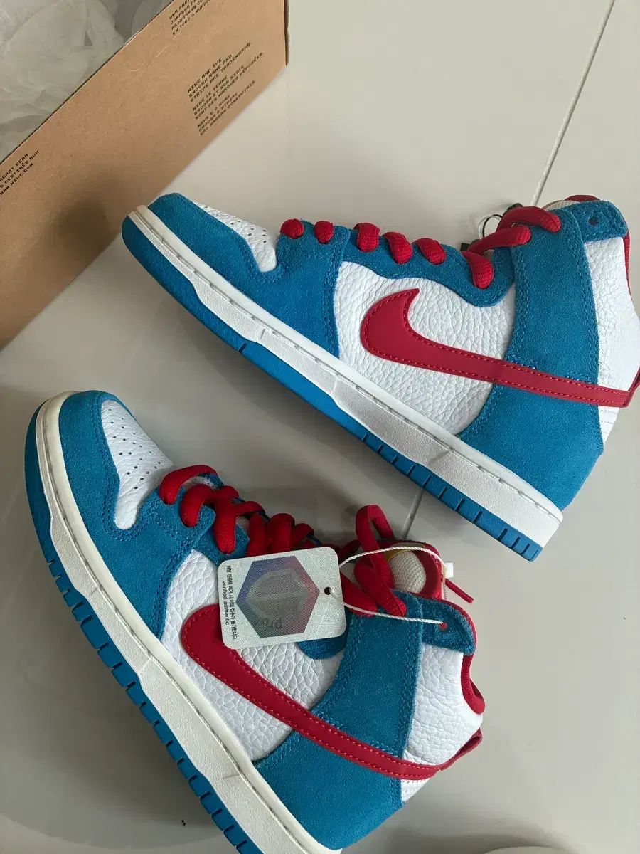 ナイキ ダンク ハイ 白 青 赤 スニーカー ドラえもん