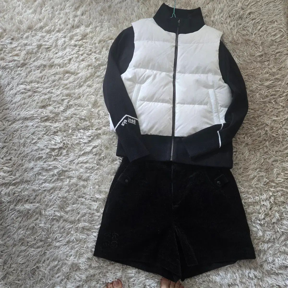白ダウン ベスト ニット ブラック バイカラー コーデュロイ スカート ハーフパンツ