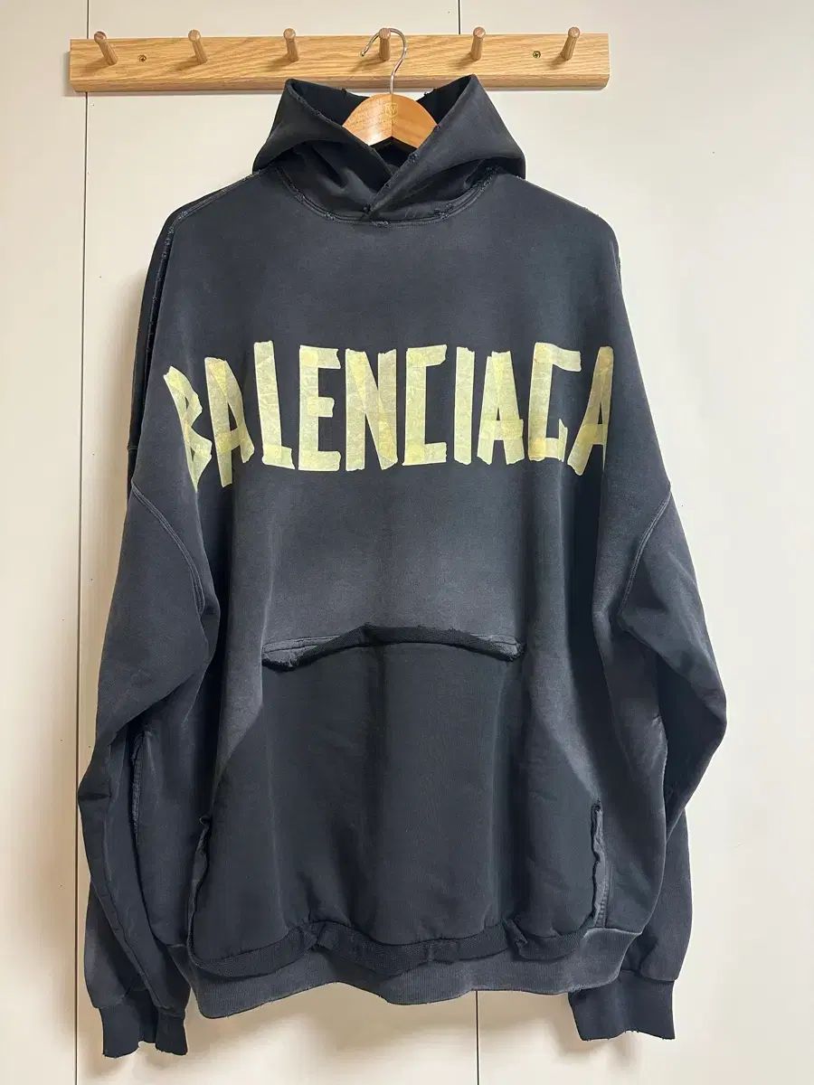 バレンシアガ テープ フーディー 3