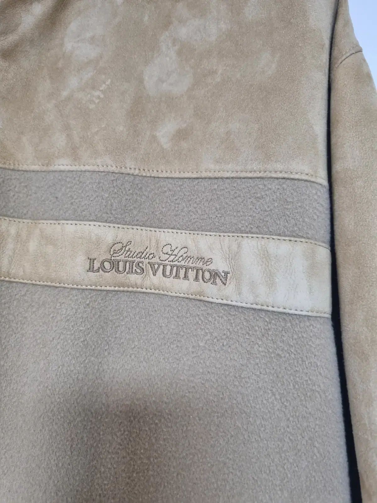 Louis Vuitton スウェード テダー ブルゾン ジップアップ ジャケット シアリング ムートン スタジャン サイズ展開 テーラードジャケット 