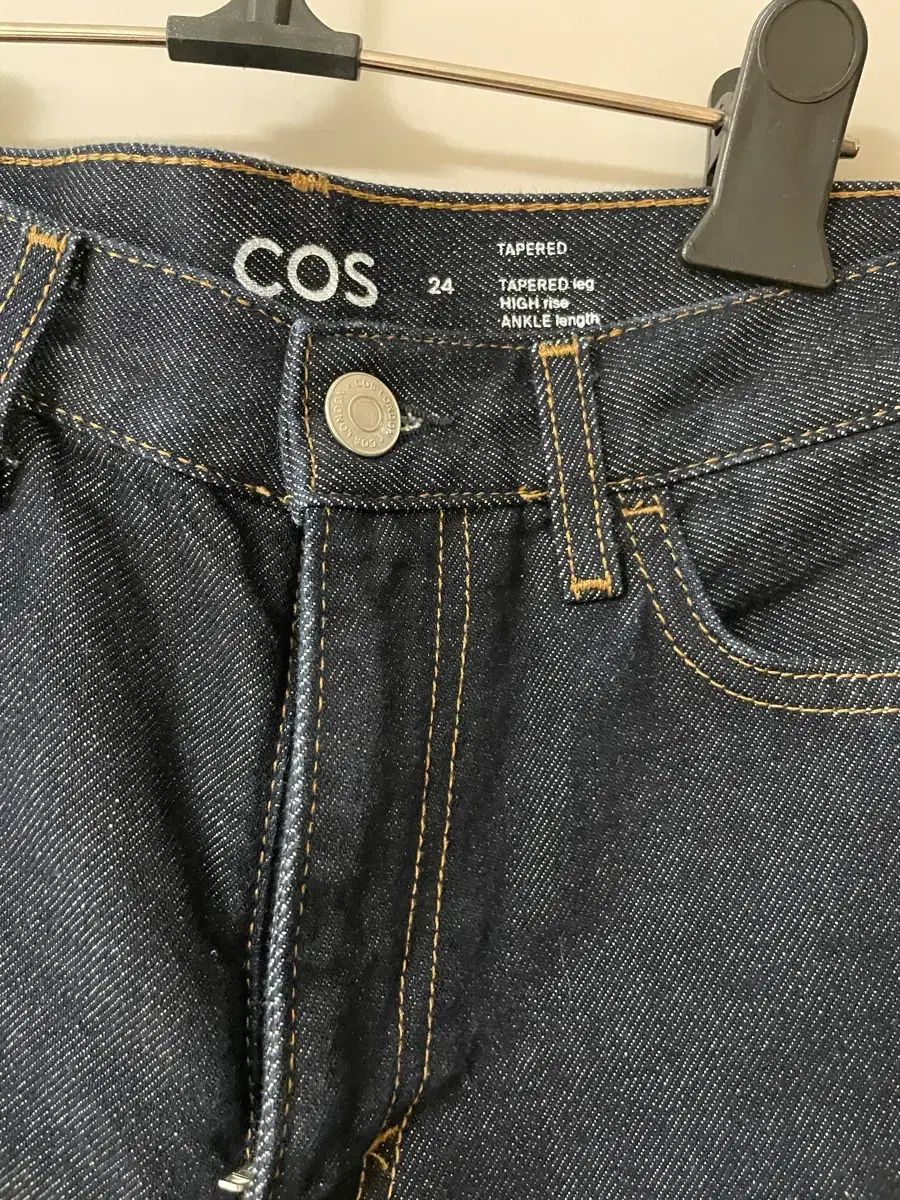 COS テーパード ハイウエスト アンクル デニム 24