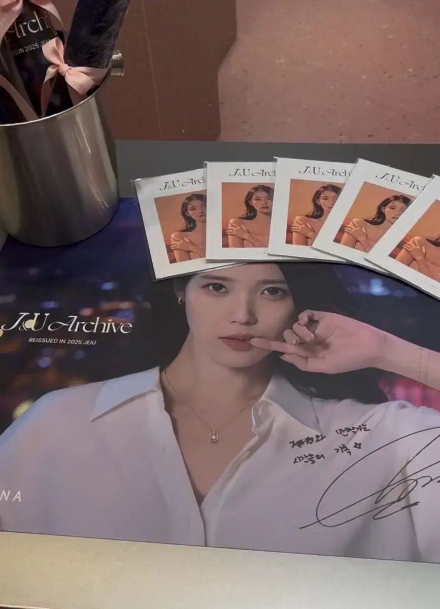 IU J ESTINA サインポスター