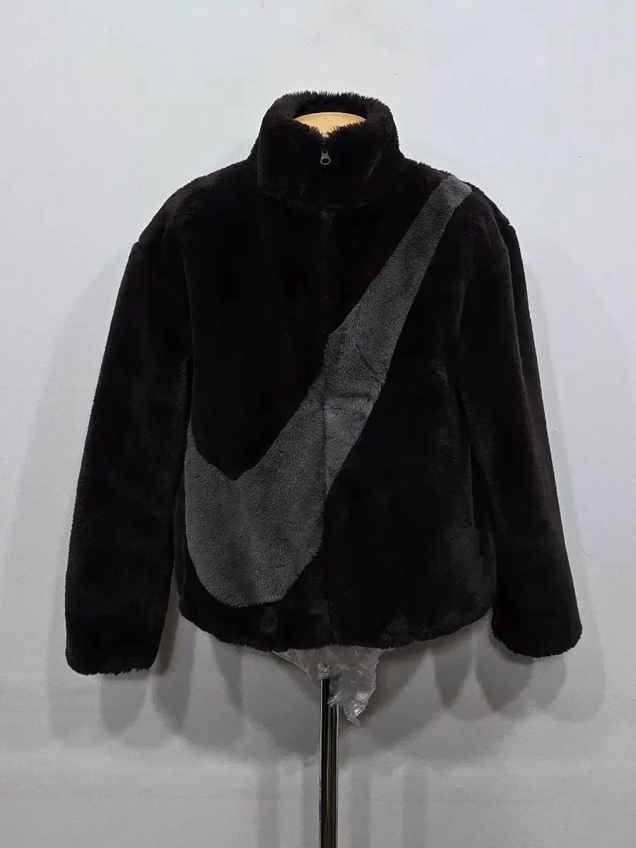 90 NIKE ウィメンズ ファー スウッシュ ジャケット ベルベットブラウン