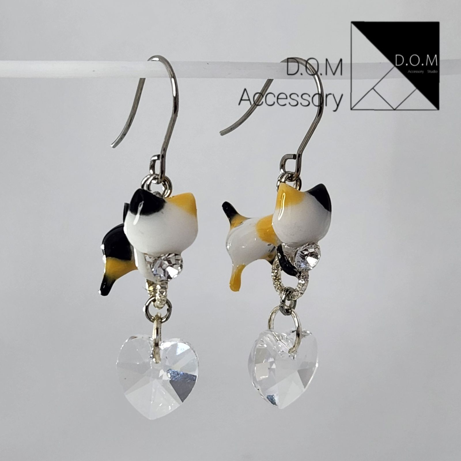 ☆彡三毛猫ちゃんピアス(≧▽≦)♡クリアハートクリスタル♡ - メルカリ