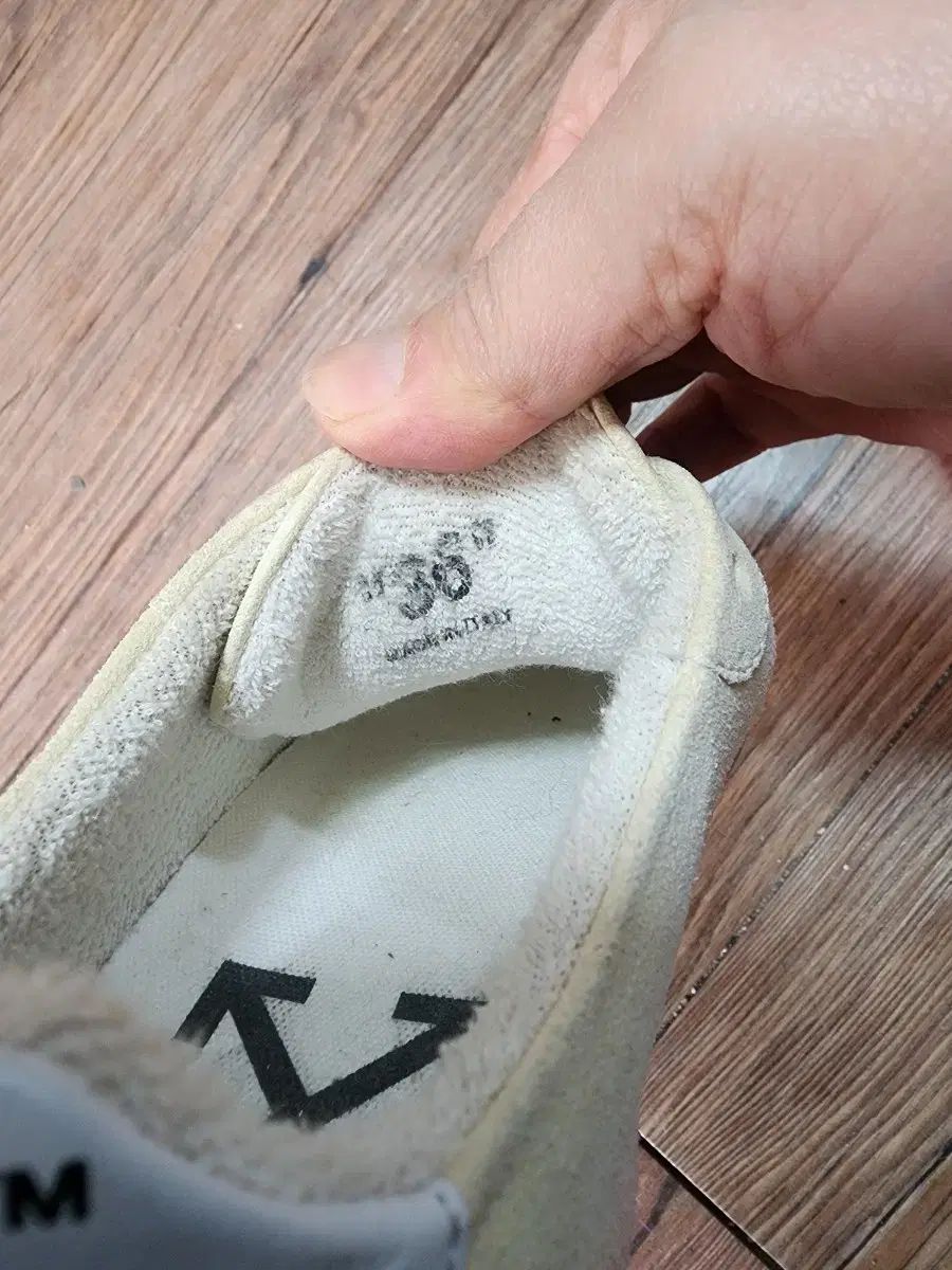  オフホワイト スウェード スニーカー アイボリー ピンク スニーカー 靴