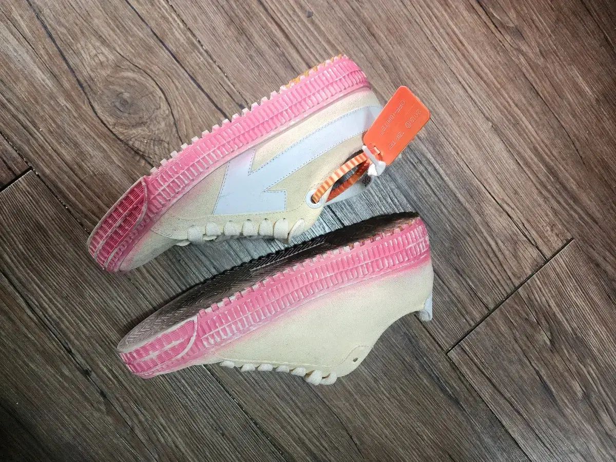 オフホワイト スウェード スニーカー アイボリー ピンク