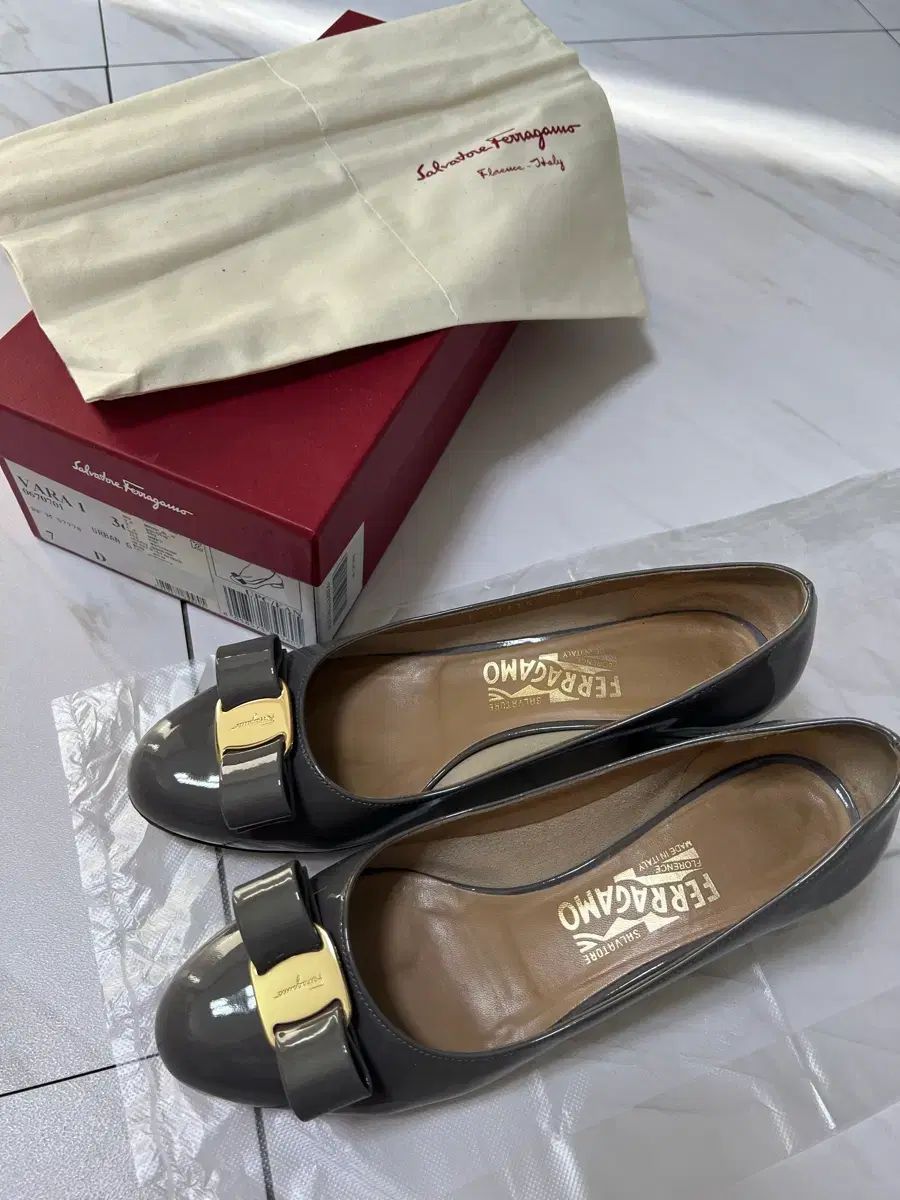 フェラガモ ヴァラ 245 7 D サイズ 商品