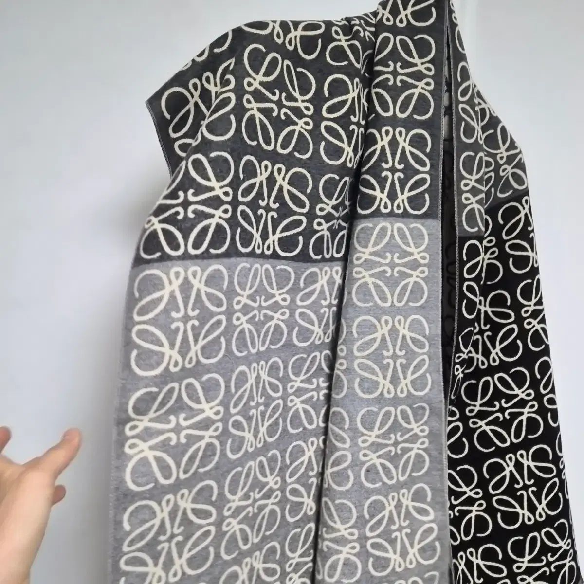  カシミア マフラー ブラック グレー ロゴ プレイ マフラー 小物