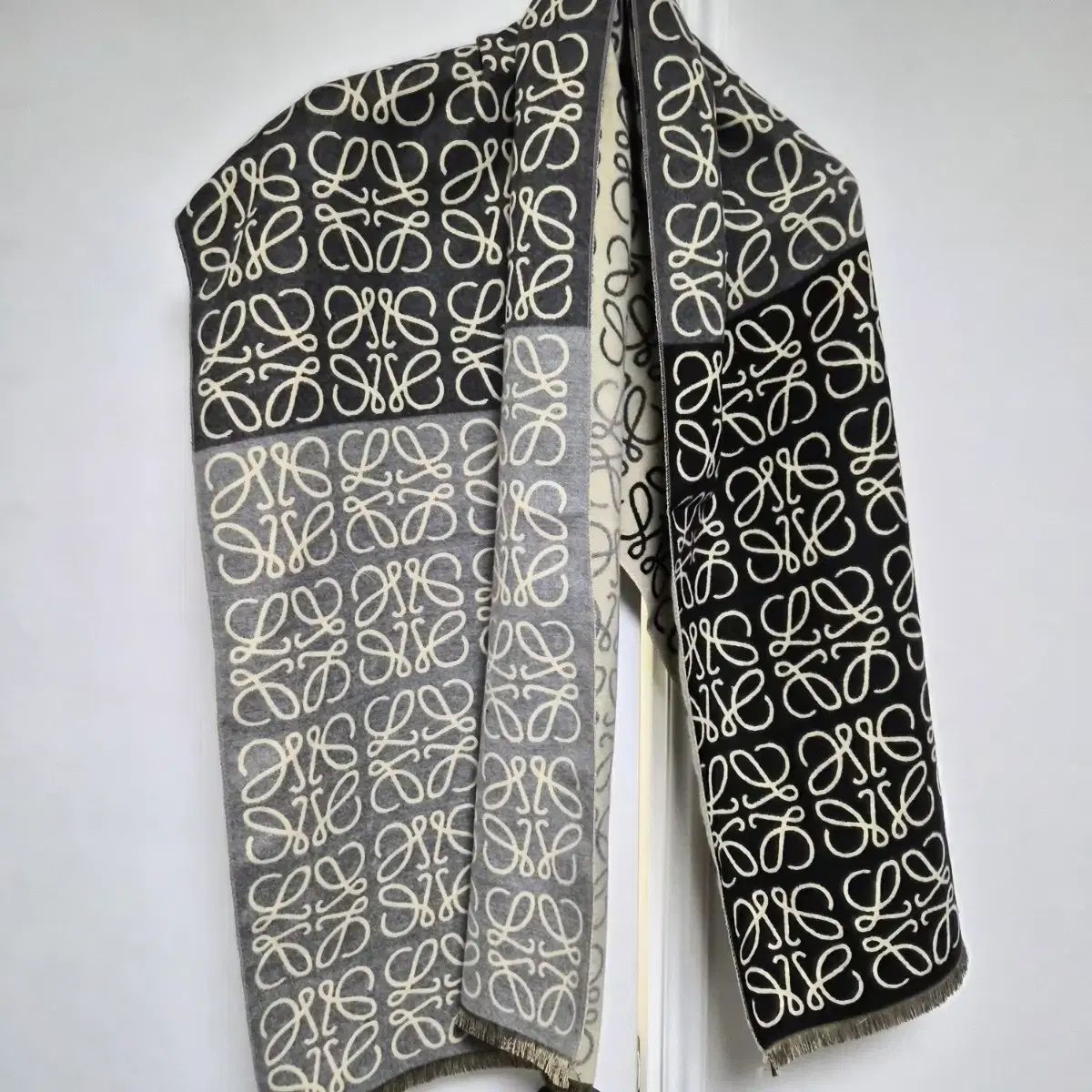 カシミア マフラー ブラック グレー ロゴ プレイ