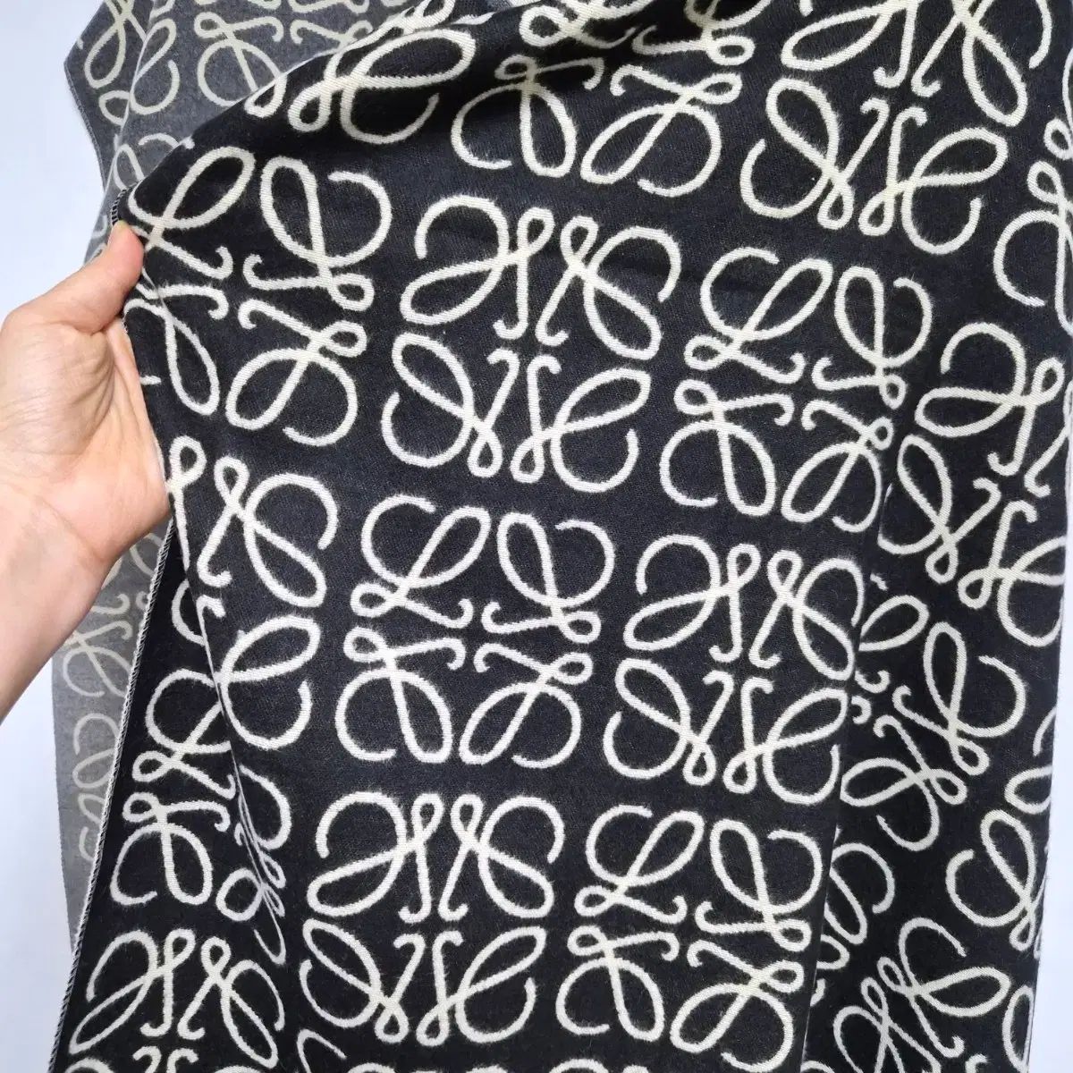 カシミア マフラー ブラック グレー ロゴ プレイ