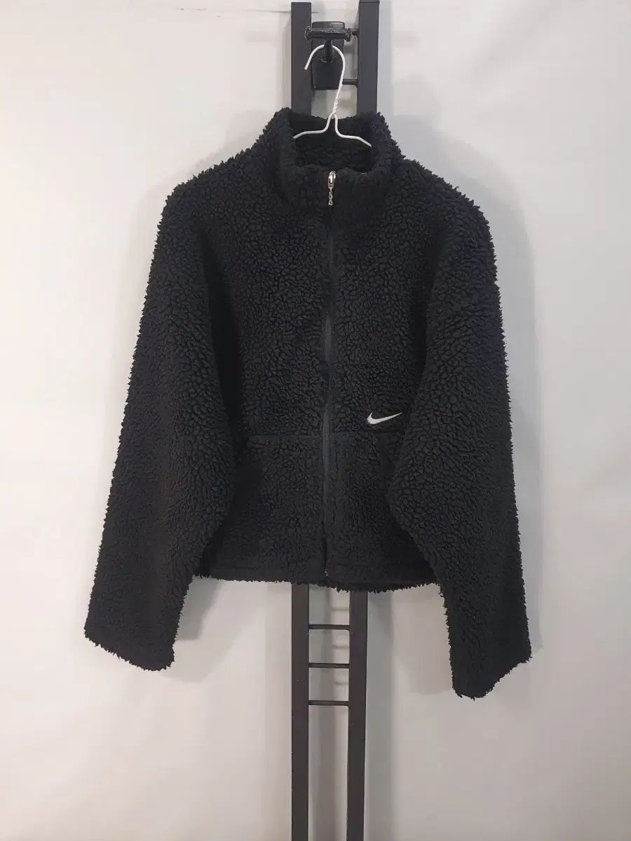 ナイキ フリース バッグ ビックスウォッシュ シープスキン ボア クロップド ジャケット ブラック m