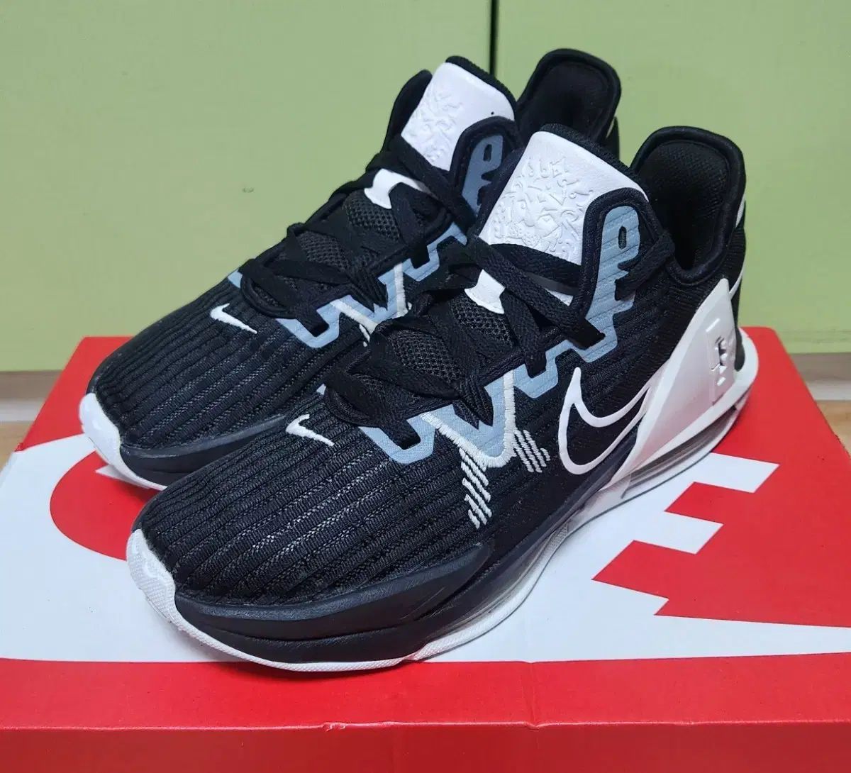 ナイキ レブロン ウィットネス 6 TB ブラック 255 mm バスケシューズ A級