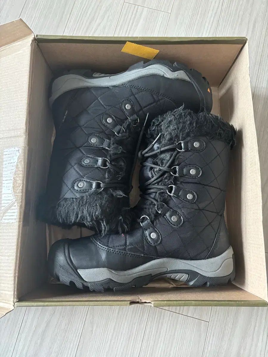 新世界デパート店舗 KEEN スノウブーツ 防水撥水防寒靴