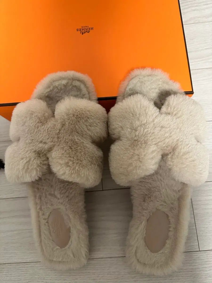 エルメス オラン サンダル Shearling ベージュキャメル 25年 COLOR 39