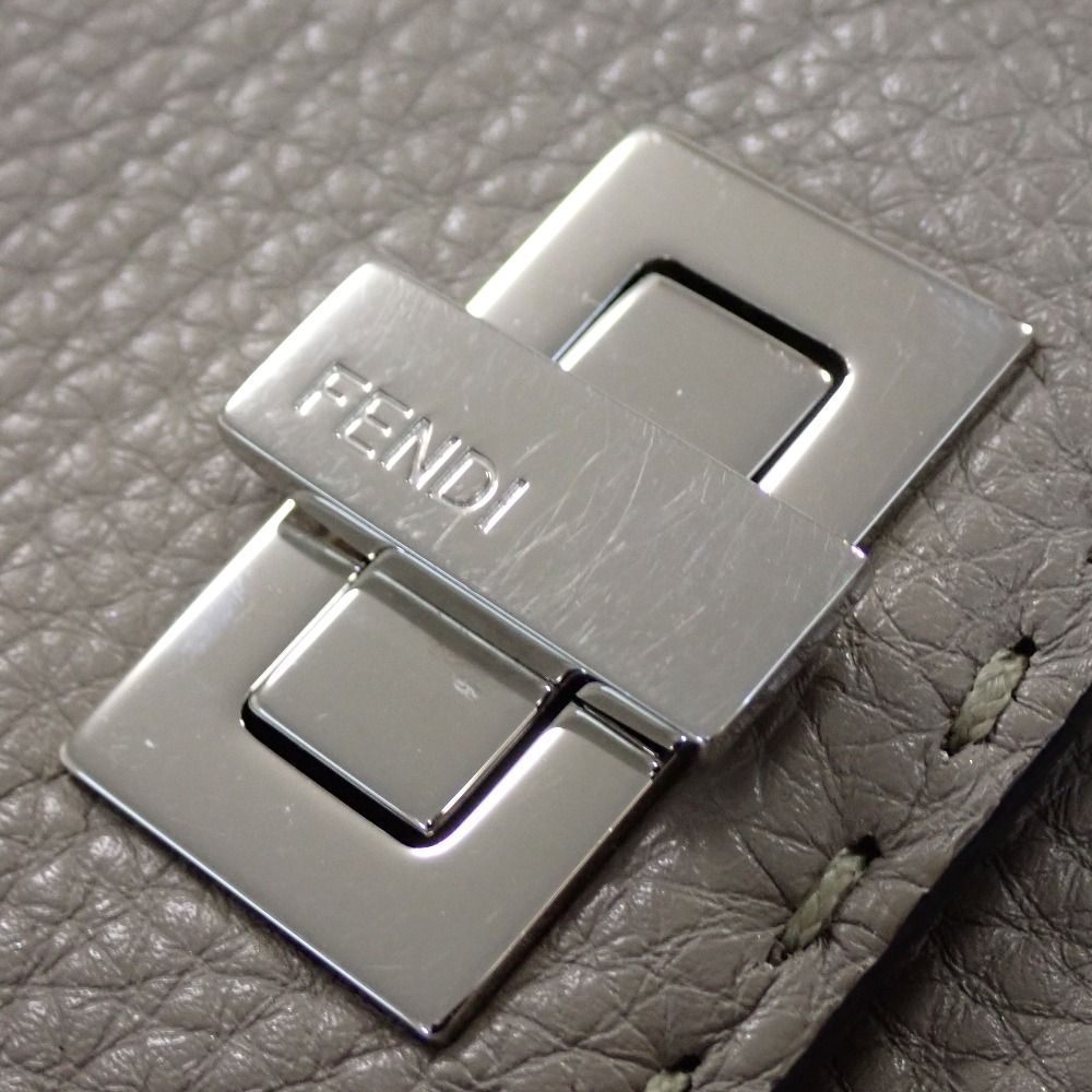 ✨未使用に近い✨FENDI 長財布　ピーカブー　ターンロック　二つ折り　刻印 Th663562 フェンディ 二つ折り長財布 Wホック ターンロック セレリア