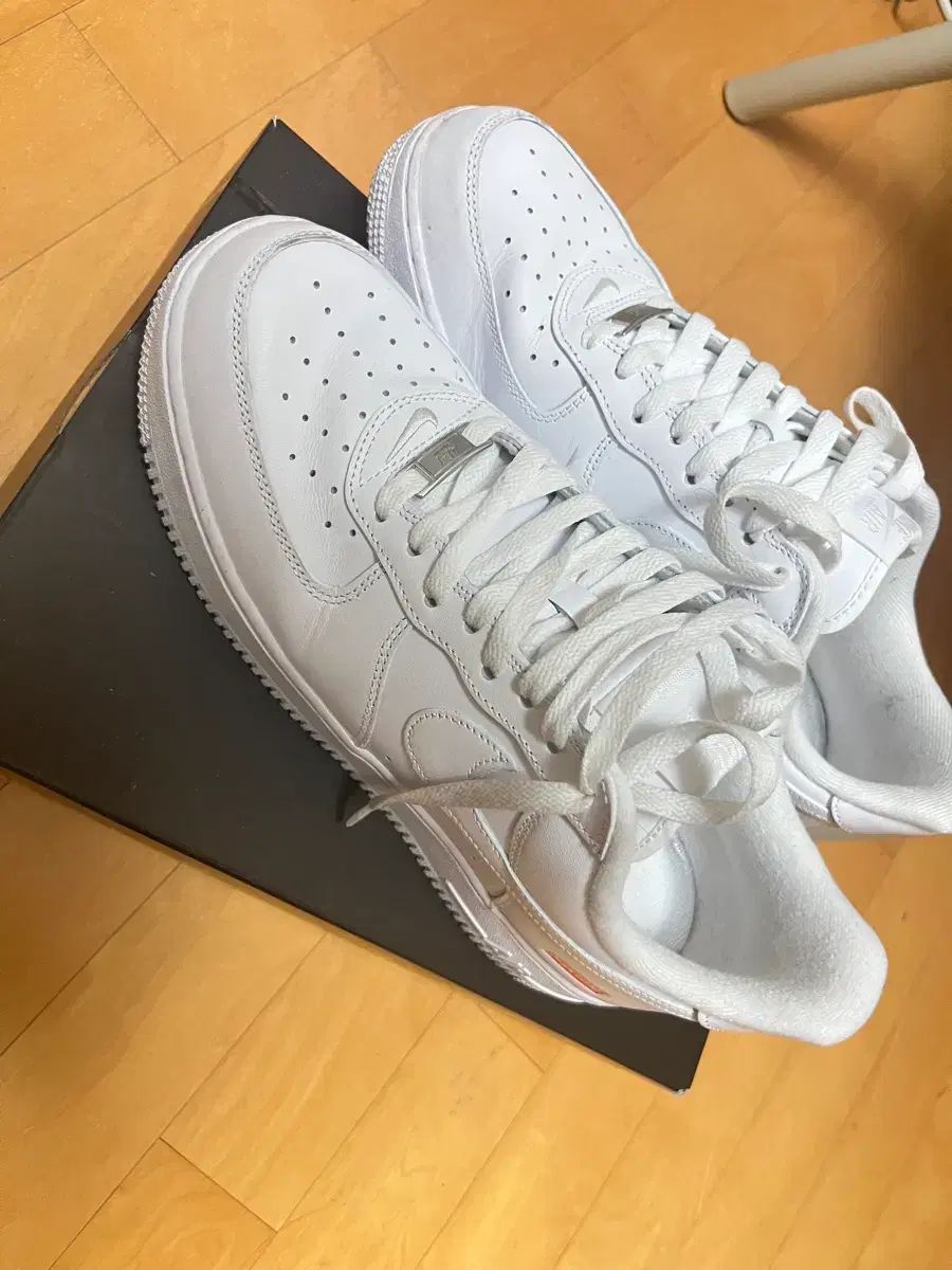 シュプリーム 白