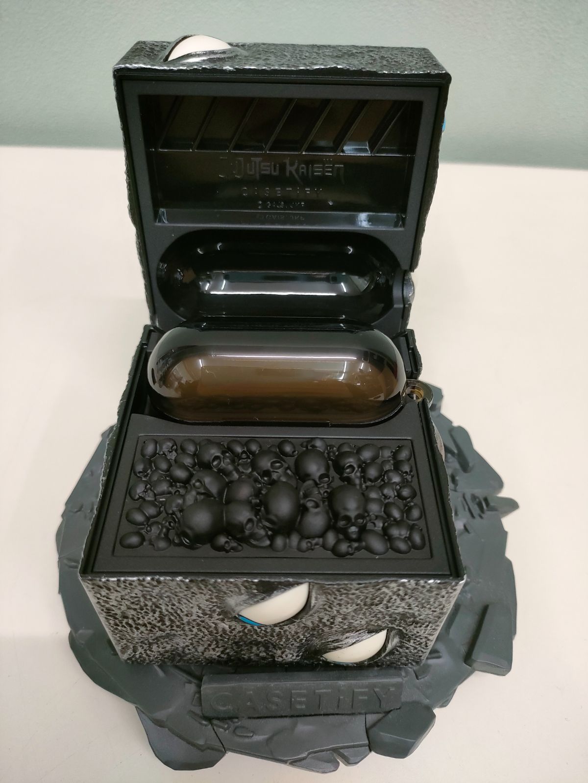 CASSETIFY 呪術廻戦 獄門疆 五条悟 AirPodsプロケース - メルカリ