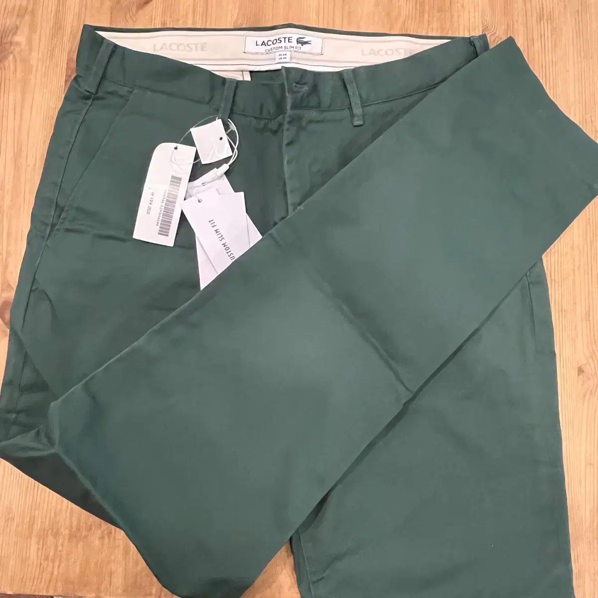 ラコステ スリムフィット グリーン ズボン