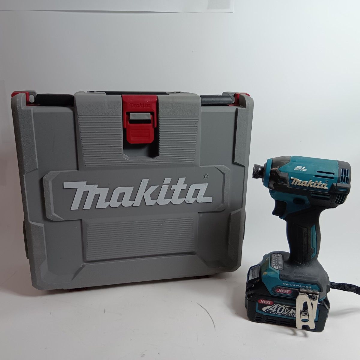 MAKITA マキタ インパクトドライバ ブルー 程度B 充電器 充電池 ケース付 コードレス式 40 v 2 0 Ah 使用感有