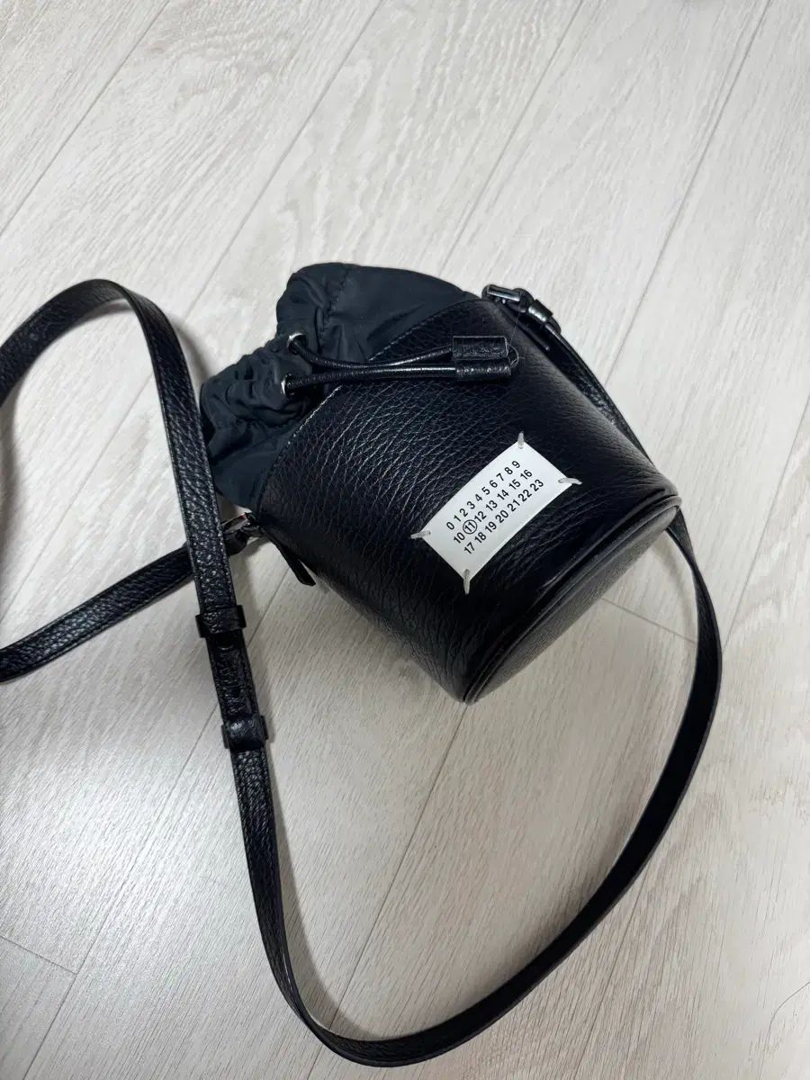 メゾンマルジェラ 5 AC マイクロ バケットバッグ ブラック