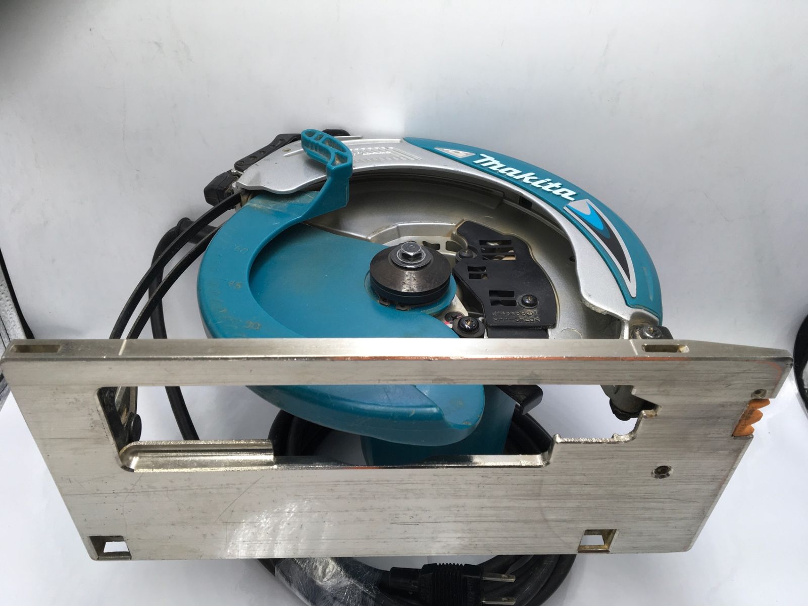  品 Makita マキタ 5837 BA 190 mm電気マルノコ アルミベース IT_G 0 R 2 K 知立 M 04 工具箱 バッテリー工具 マルノコ 切断工具 切断機