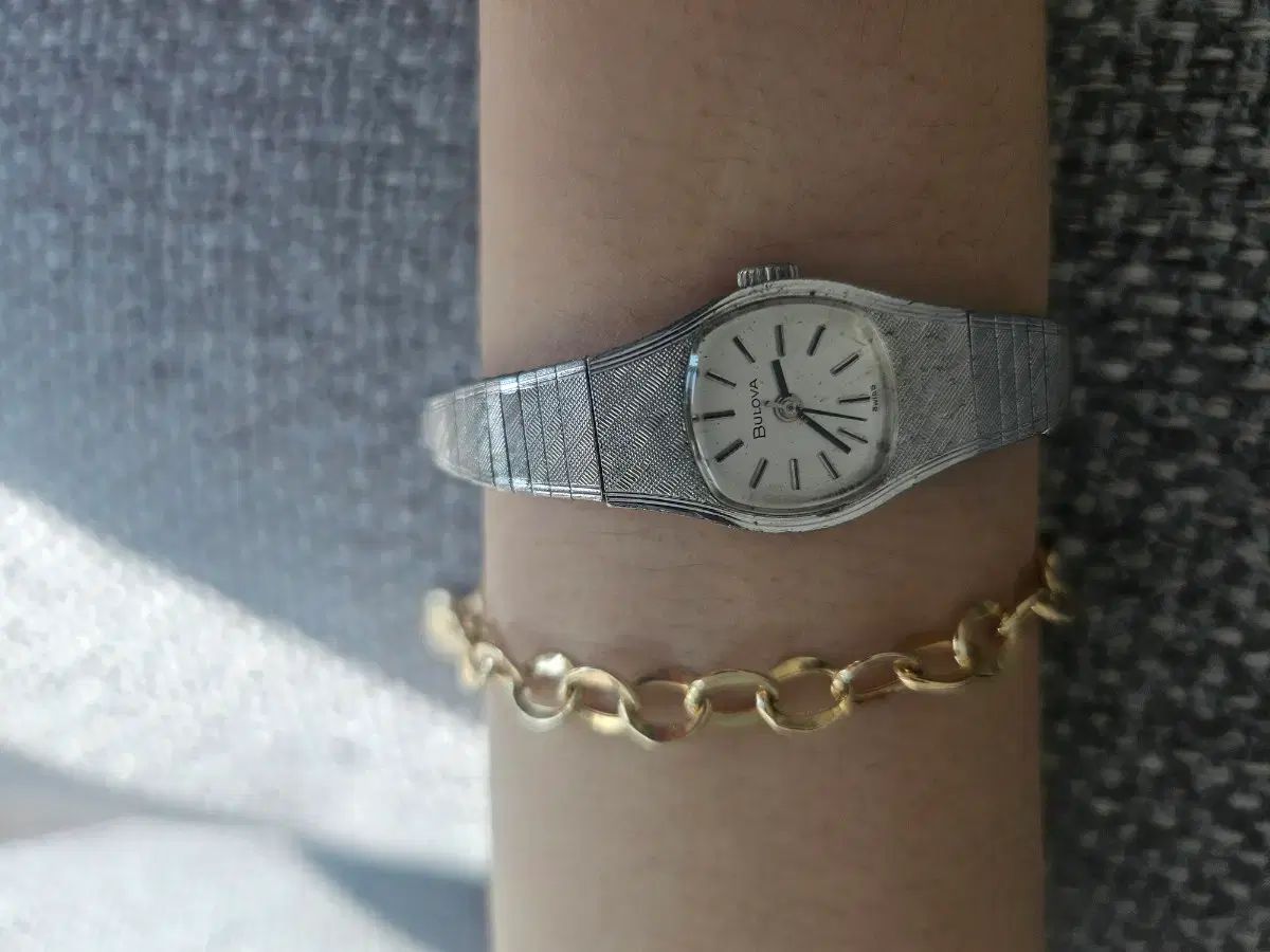 レディース手巻きリストウォッチ