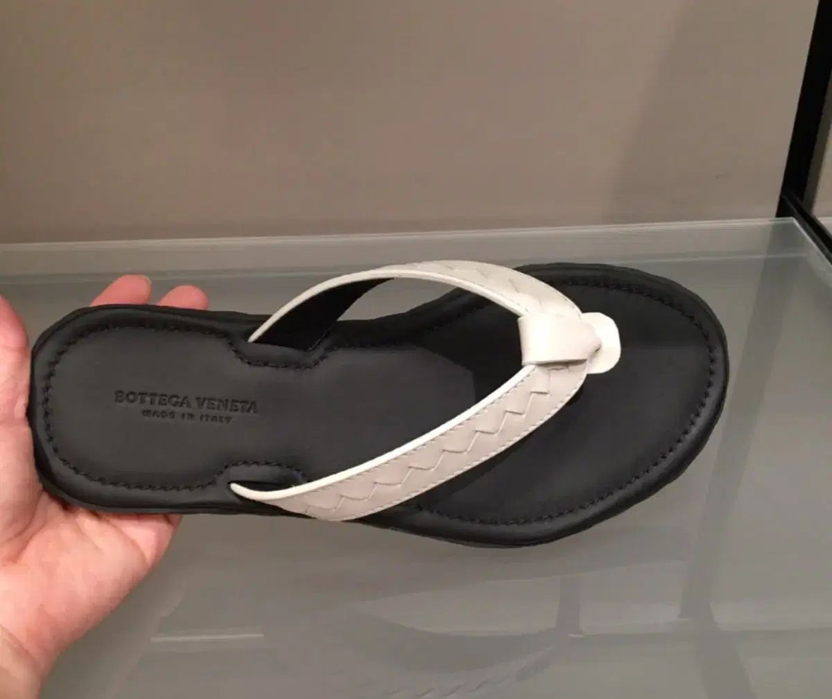 ボッテガ ヴェネタ フリップフロップ ビーチサンダル 白 ブラック