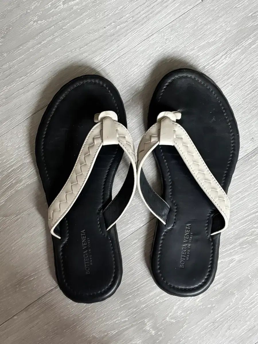  ボッテガ ヴェネタ フリップフロップ ビーチサンダル 白 ブラック サンダル サンダル