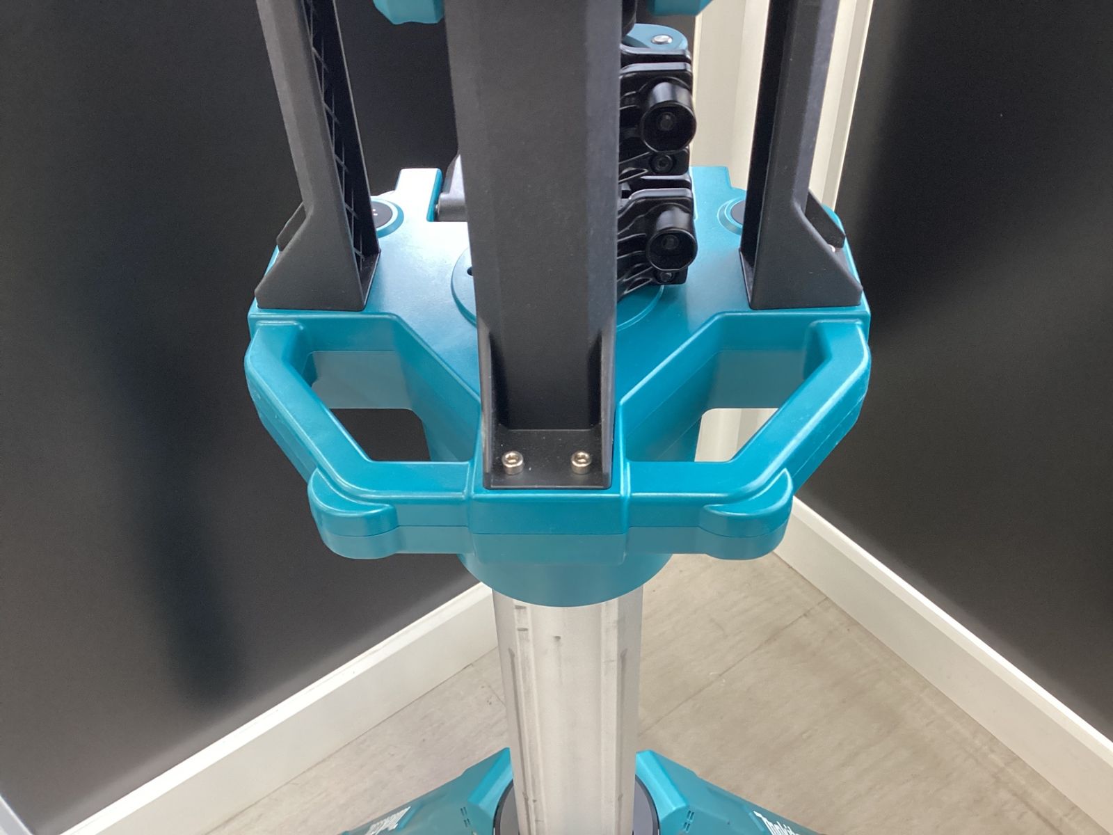 makita コードレスタワーライト