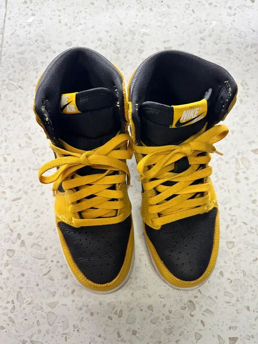 ナイキ エア ジョーダン 1 レトロ ハイ ブラック イェロー