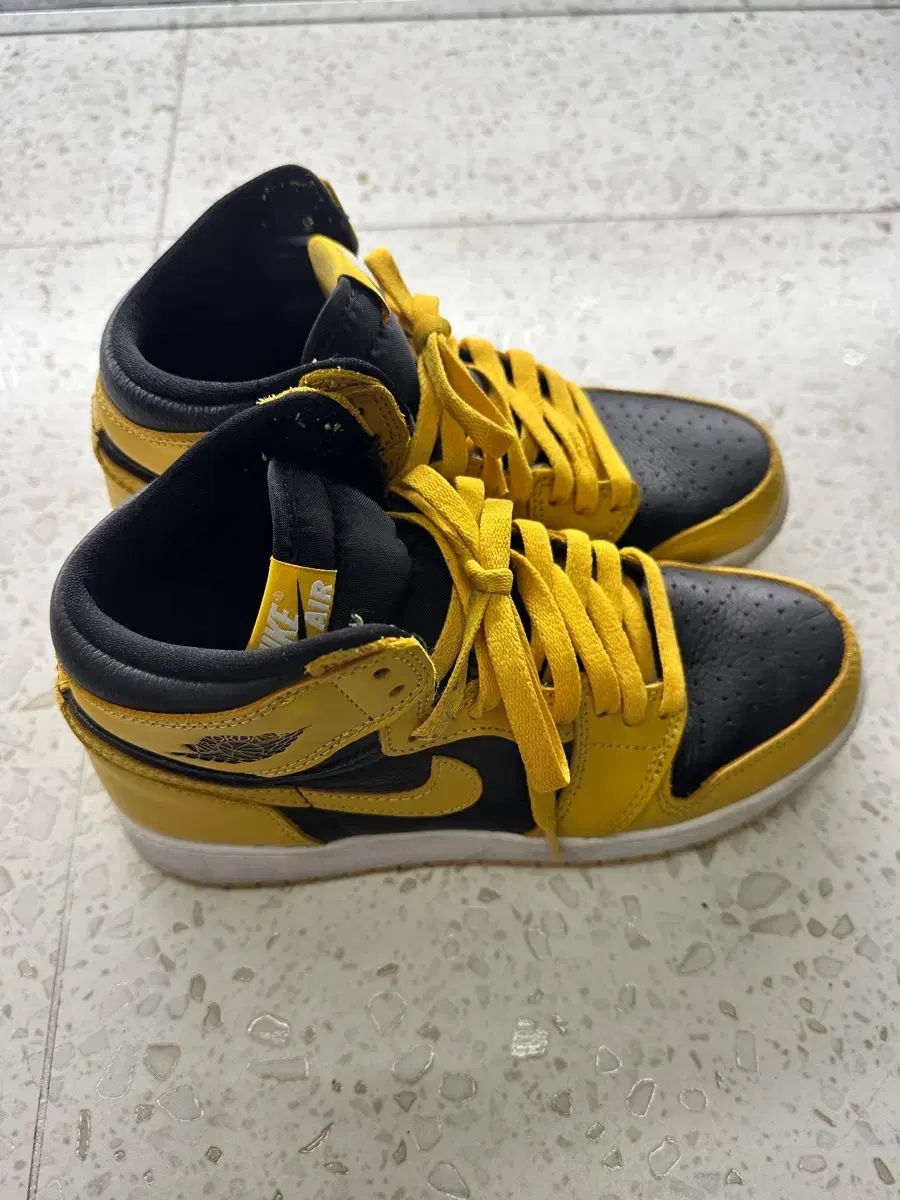 ナイキ エア ジョーダン 1 レトロ ハイ ブラック イェロー