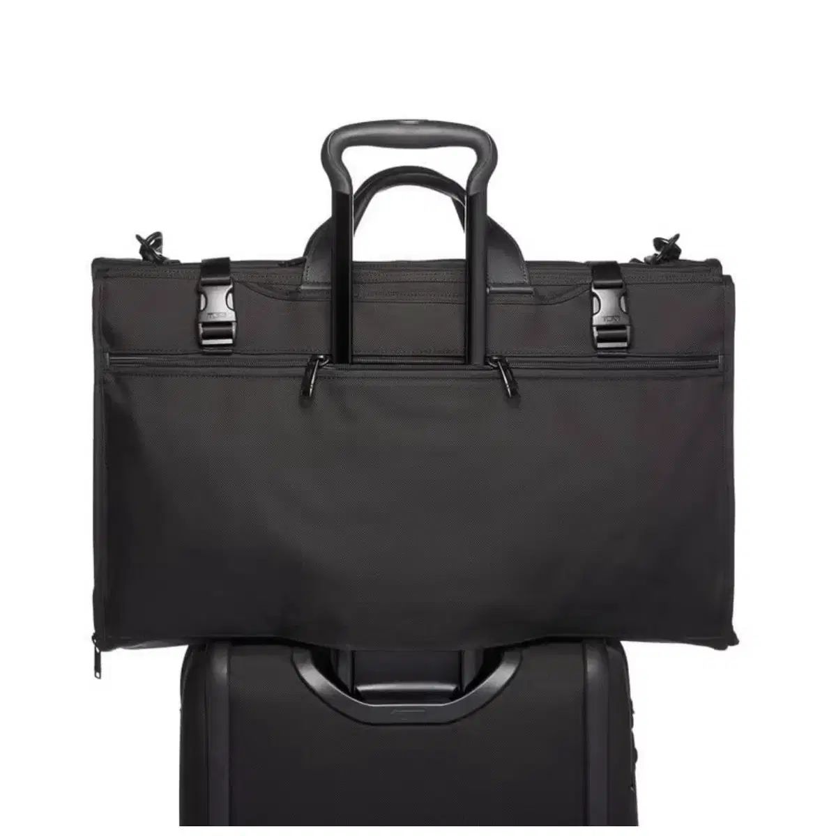 TUMI ガーメントバック トライフォールド キャリーオン美品★ 新品) TUMI トゥミ ガーメント バッグ トライ-フォールド キャリーオン