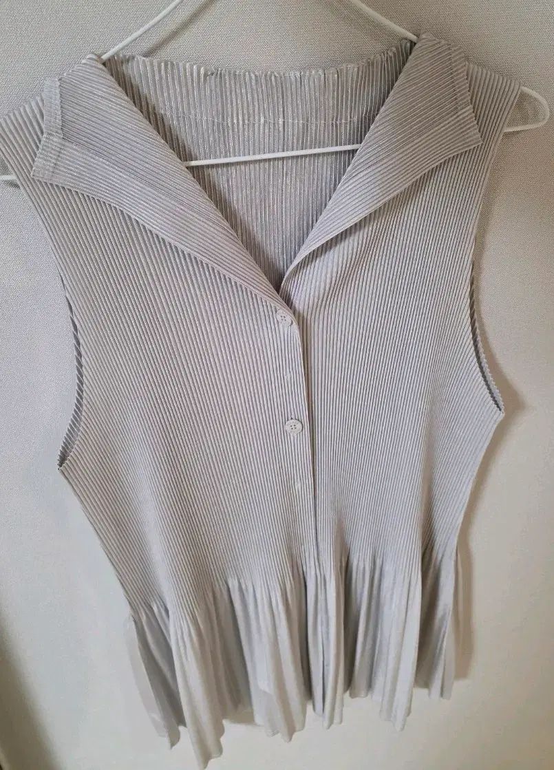 プリーツカラー ノースリーブシャツ