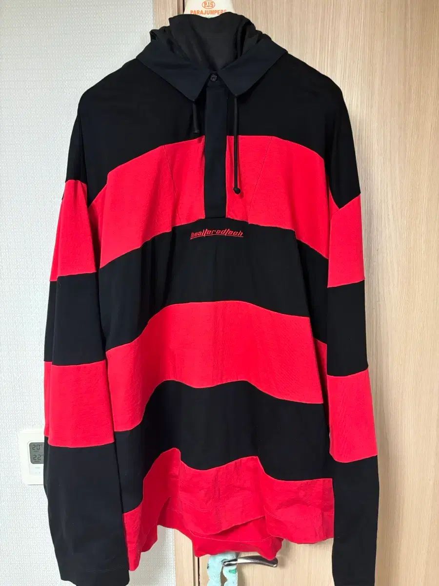 Juun J ロゴ 刺繍 ストライプ ラグビー フード Tシャツ 長袖 カラーTシャツ レッド ブラック L