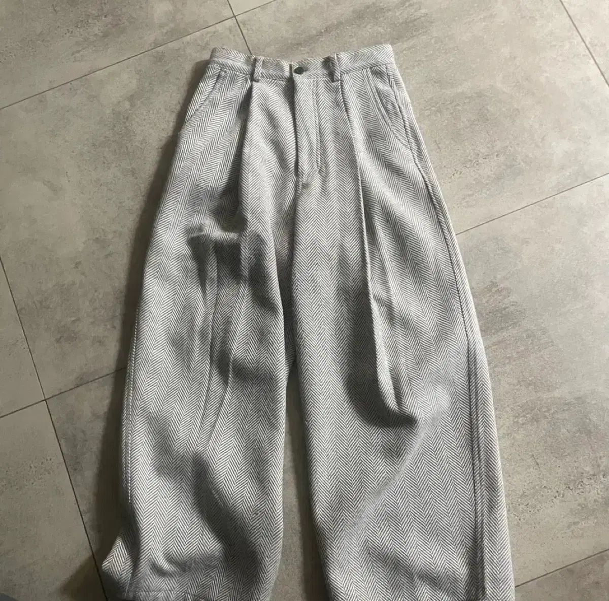 ディープワンタック ヘリンボーン パンツ コンクリート グレー