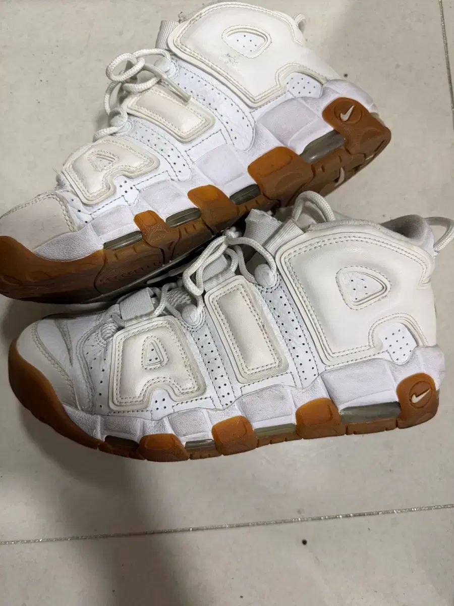 ナイキ エア モア アップテンポ 白黒