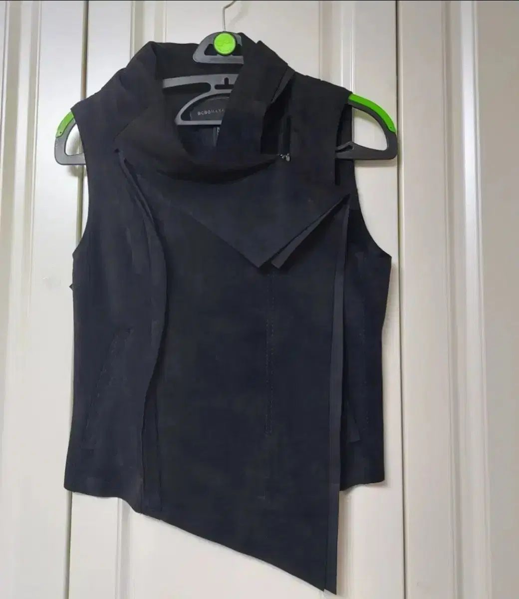 スウェードブラックベスト 55 BCBGMaxAzria