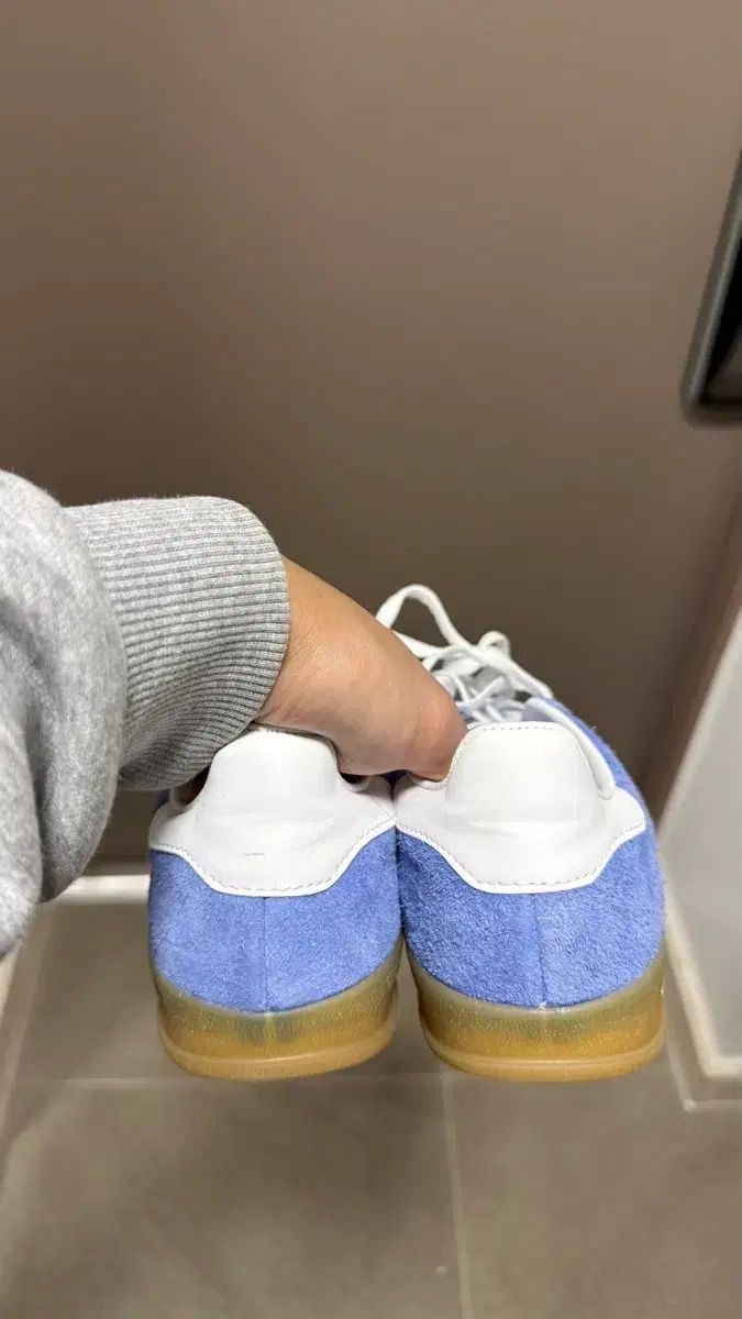 アディダス ガゼル インドア ブルー フュージョン クラウド 白