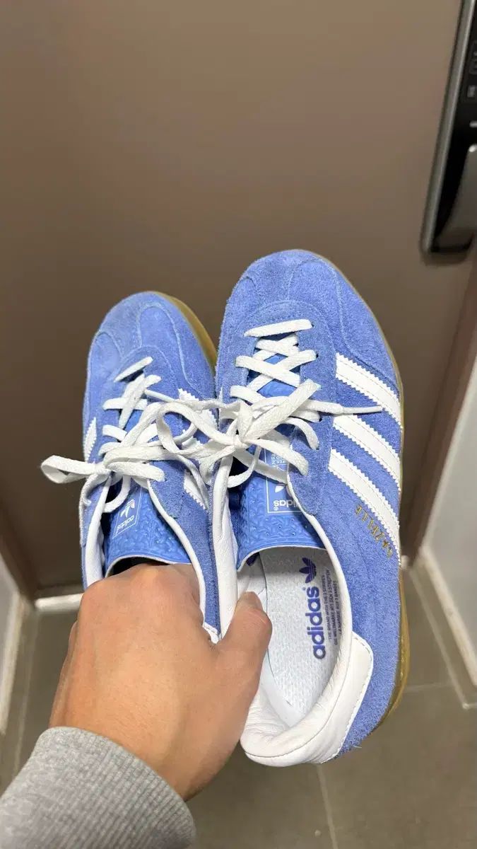 アディダス ガゼル インドア ブルー フュージョン クラウド 白