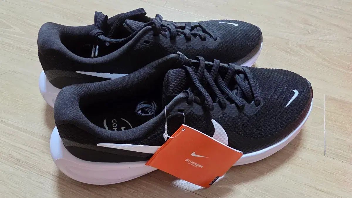 ナイキ レボリューション 8 ブラック 265 mm