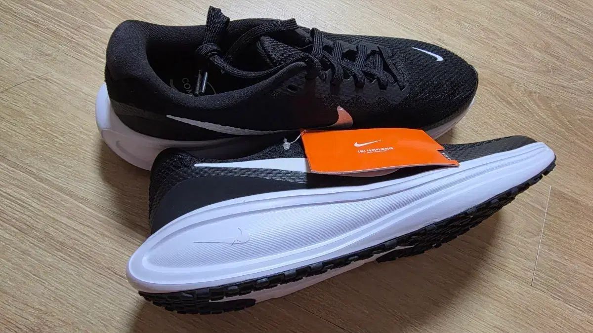 ナイキ レボリューション 8 ブラック 265 mm