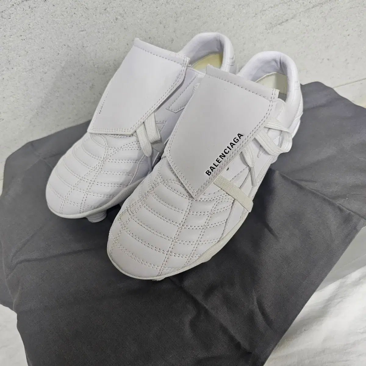 バレンシアガ サッカーシューズ 白 230