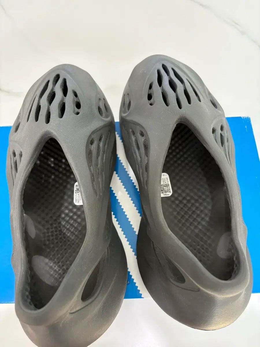 アディダス イージー フォームランナー 255