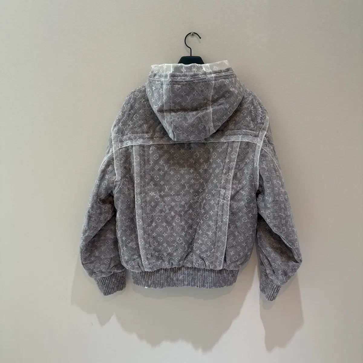 定価610万円 Louis Vuitton モノグラム オーガンザ パデッド ブルゾン