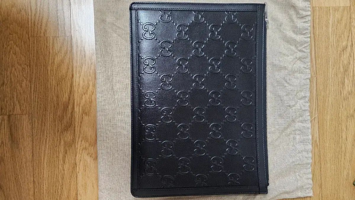 グッチ GGエンボス クラッチバッグ